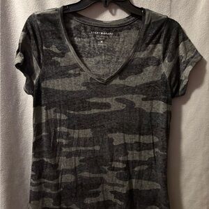 Lucky Brand Women's Black and Gray Camouflage V-Neck Tee